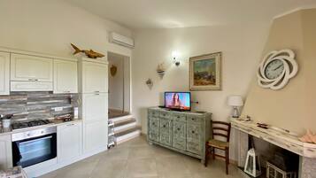 Fridge, oven, stovetop, coffee/tea maker