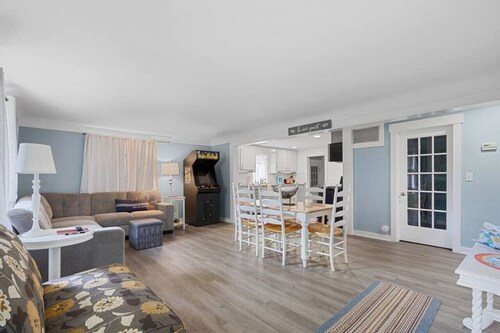 Happy Harbor w Hot Tub, Golf Cart and Luxury!