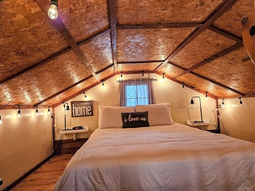 Tiny Log Cabin W/ Hot Tub! Full Kitchen