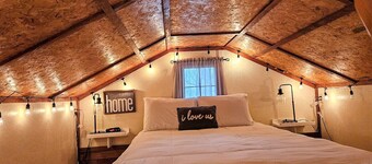 Tiny Log Cabin W/ Hot Tub! Full Kitchen