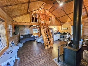 TV - Tiny Log Cabin W/ Hot Tub! Full Kitchen (Lampe)
