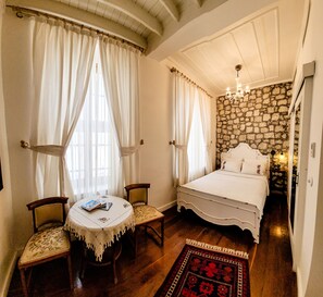 Double or Twin Room, Ground Floor | In-room safe, soundproofing, free WiFi, bed sheets - Latife Hanım Konağı (Bozcaada)