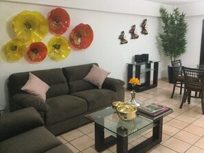 Una televisión, un reproductor estéreo