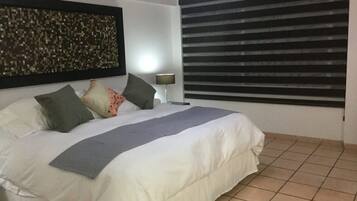 1 dormitorio, tabla de planchar con plancha, wifi y ropa de cama