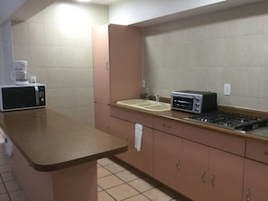 Frigorifero, microonde, piano cottura, macchina per tè/caffè