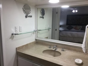 Shower, hair dryer, towels - +MS +Tranquila Suite +Ubicadísima +Cerca Av. Zaragoza (Santiago de Querétaro)