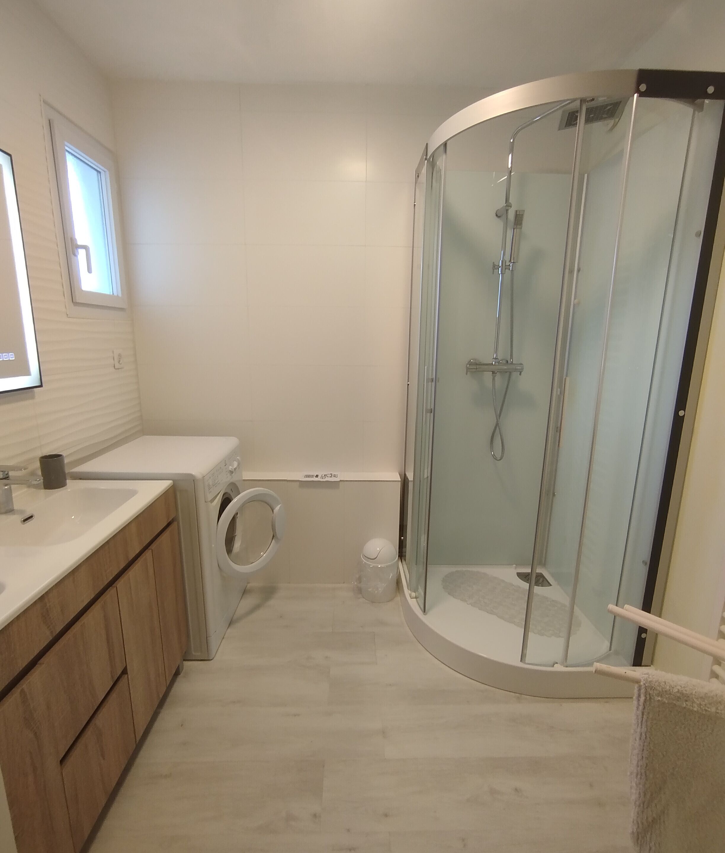 Badkar, hårtork och handdukar