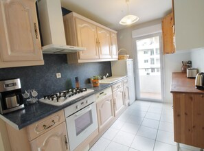 Frigorifero, microonde, forno, piano cottura