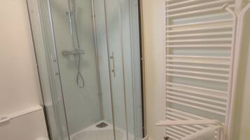 Banyera, assecador de cabells i tovalloles