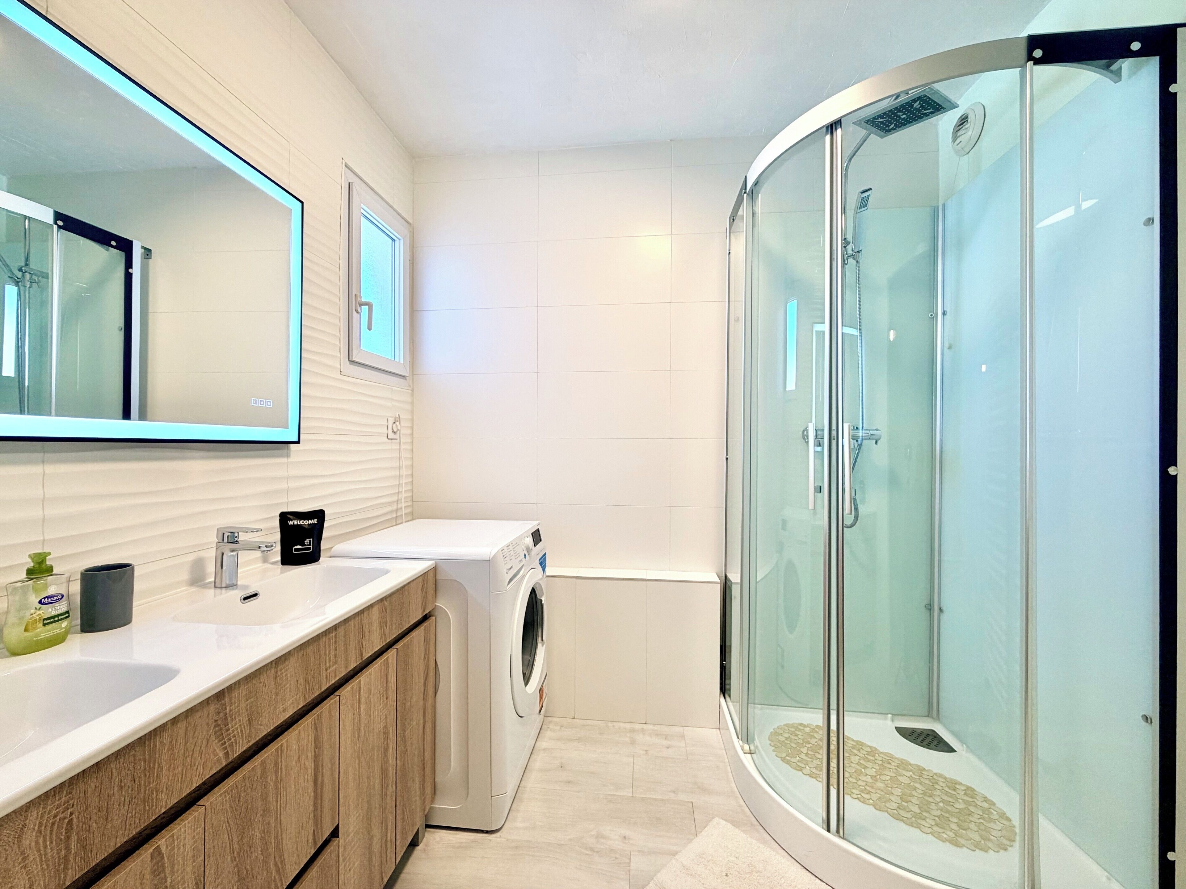 Bathtub, free toiletries, hair dryer, towels