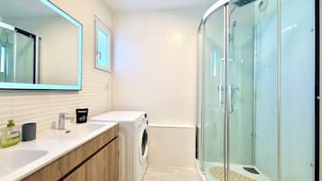 Baignoire, articles de toilette gratuits, sĂšche-cheveux