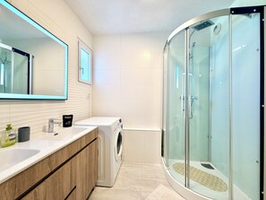 Baignoire, articles de toilette gratuits, sèche-cheveux