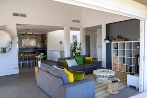 TV connectée, lecteur de DVD, baby-foot, livres