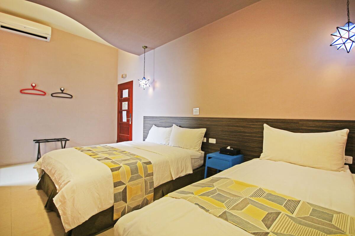 Hypo-allergenic bedding, free WiFi, bed sheets