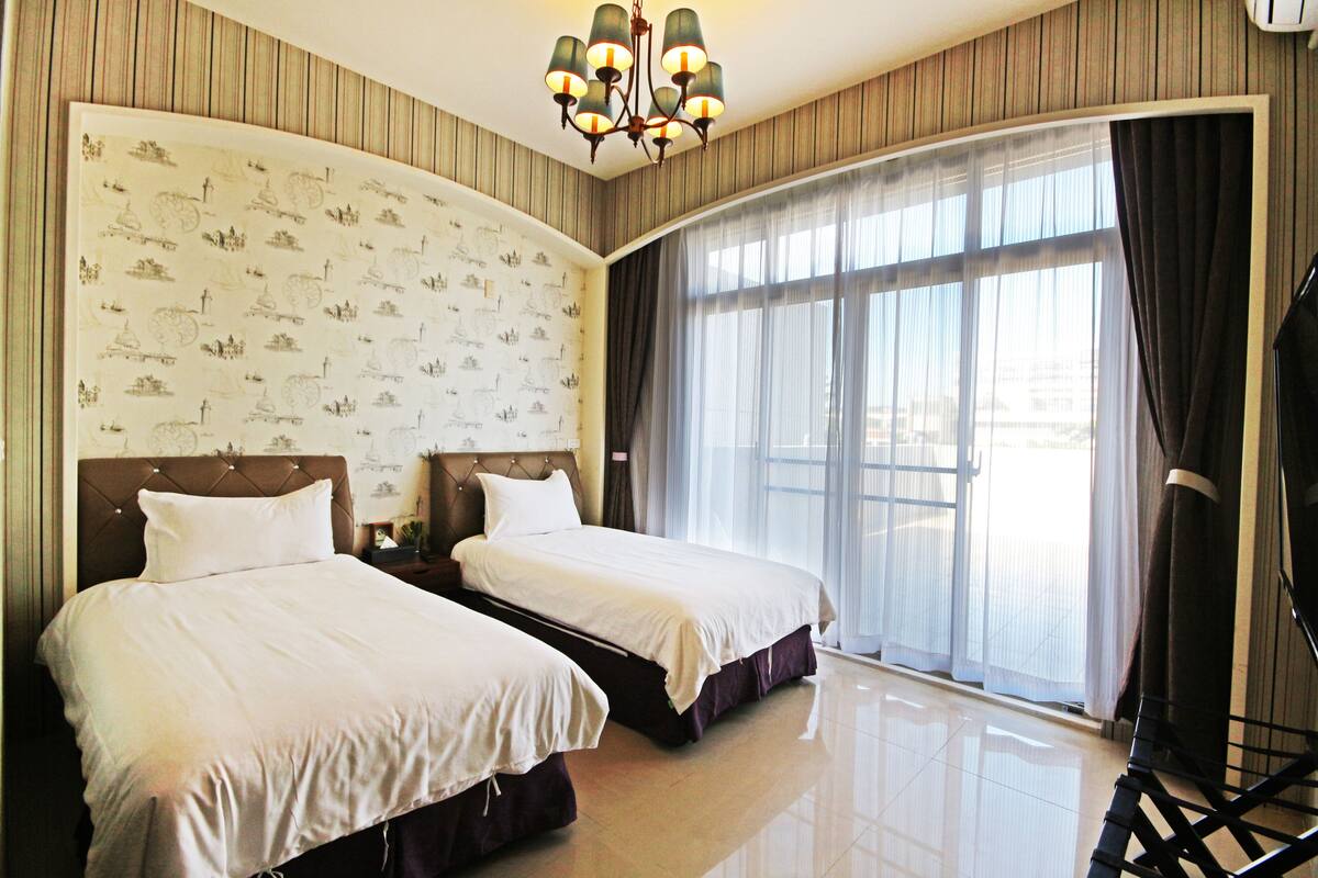 Hypo-allergenic bedding, free WiFi, bed sheets