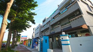 A multi-story building with a modern architectural design, featuring balconies and air conditioning units. - Fun Trip - Little Castle (Taitung)