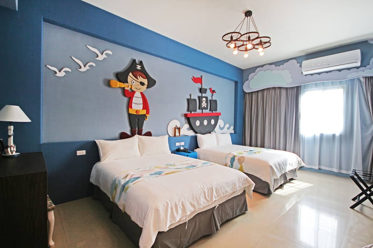 Hypo-allergenic bedding, free WiFi, bed sheets