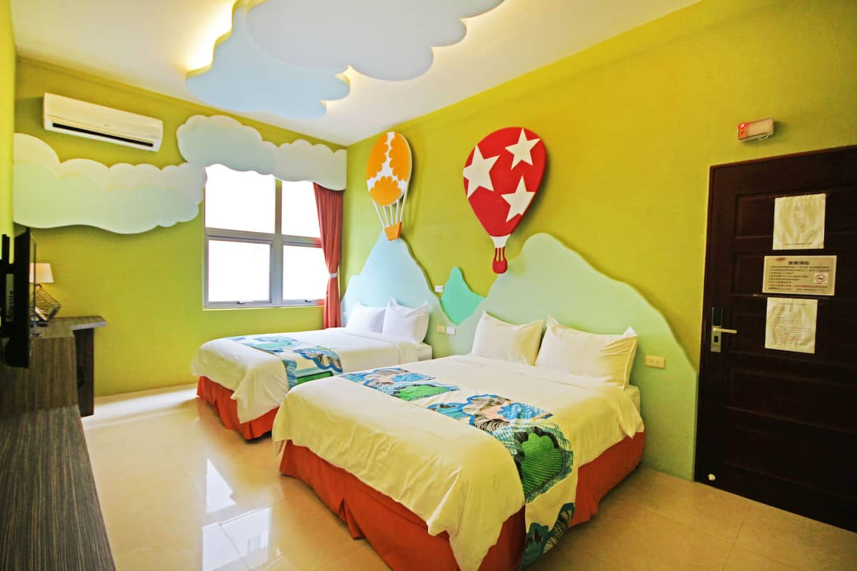 Signature Quadruple Room, 2 Double Beds | Hypo-allergenic bedding, free WiFi, bed sheets