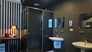 Deluxe Triple Room | Bathroom | Shower, hair dryer, shampoo, toilet paper - Fun Trip - Little Castle (Taitung)