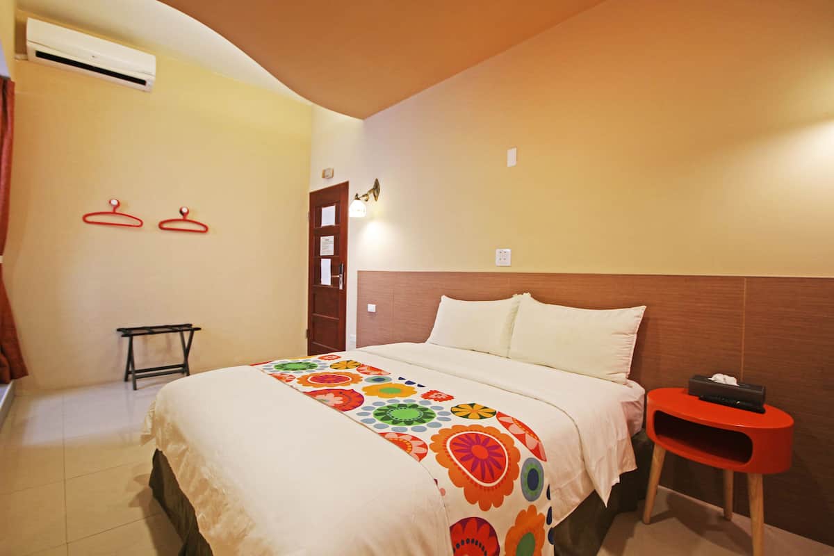 Hypo-allergenic bedding, free WiFi, bed sheets
