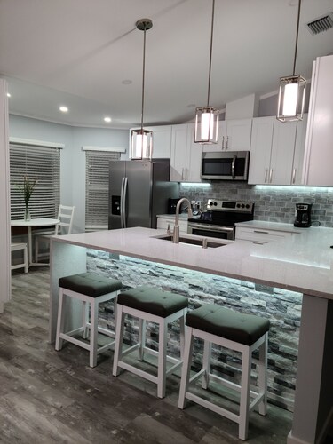 5-min walk to the Beach Path by JW Marriott, Cool Pool & Spa, Wifi