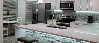 5-min walk to the Beach Path by JW Marriott, Cool Pool & Spa, Wifi