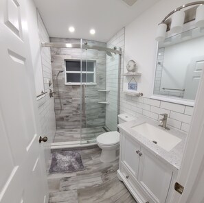 Combined shower/bathtub - 5-min walk to the Beach Path by JW Marriott, Cool Pool & Spa, Wifi (Marco Island)
