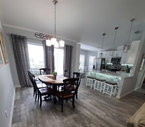 Dining - 5-min walk to the Beach Path by JW Marriott, Cool Pool & Spa, Wifi (Marco Island)