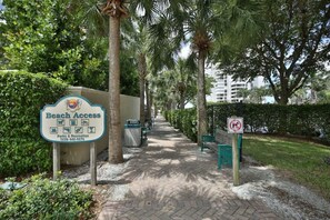 Property grounds - 5-min walk to the Beach Path by JW Marriott, Cool Pool & Spa, Wifi (Marco Island)