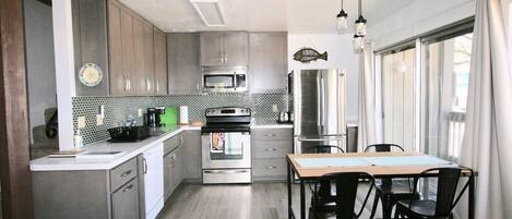 Réfrigérateur, micro-ondes, four, plaque de cuisson