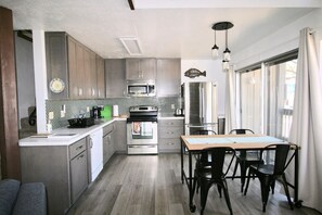 Fridge, microwave, oven, stovetop - Spacious, upgraded Condo in Sierra Park Villas (Mammoth Lakes)