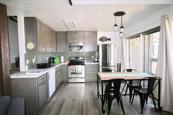 Kühlschrank, Mikrowelle, Ofen, Herdplatte