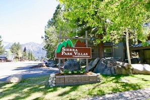 Property grounds - Spacious, upgraded Condo in Sierra Park Villas (Mammoth Lakes)