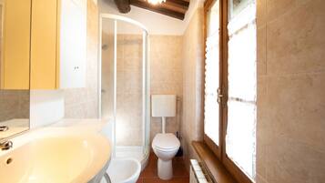 Doccia, asciugacapelli, bidet, asciugamani