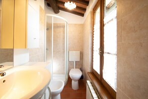 Douche, sèche-cheveux, bidet, serviettes fournies