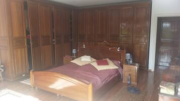 6 bedrooms, iron/ironing board, WiFi, bed sheets