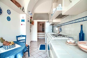 Fridge, oven, dishwasher, coffee/tea maker
