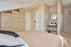 2 Schlafzimmer, laptopgeeigneter Arbeitsplatz, Bügeleisen/Bügelbrett