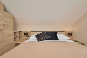 2 bedrooms, laptop workspace, iron/ironing board, bed sheets