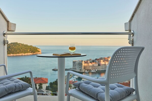 Unclassified image, 1 of 39, button