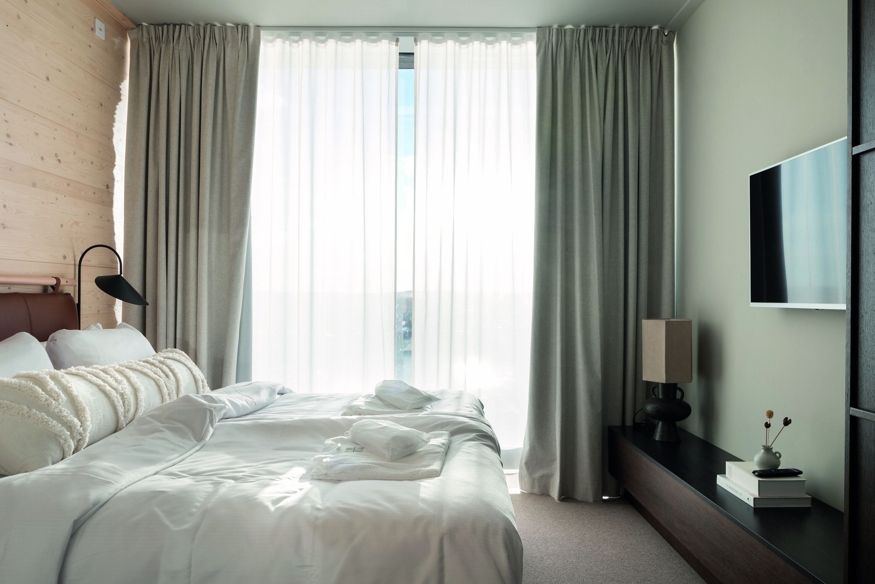 套房 | 迷你吧、客房內保險箱、熨斗/熨衣板、床單