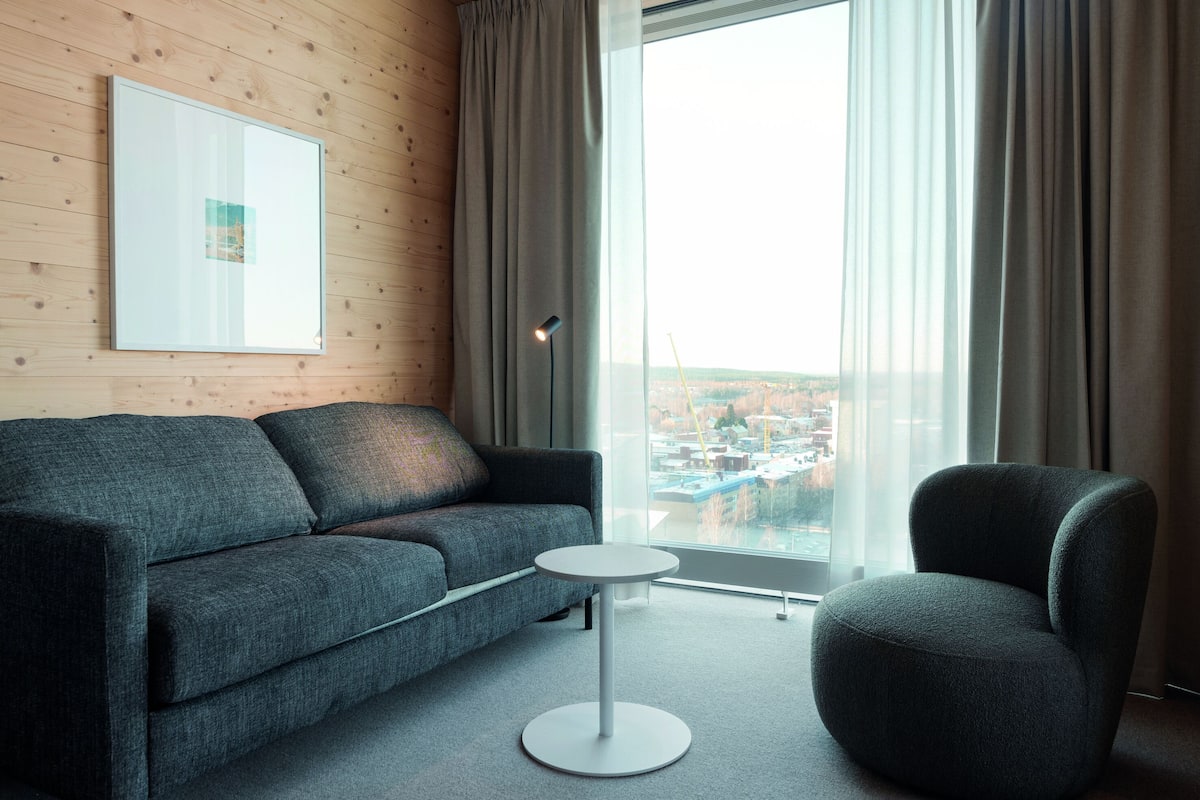 family room | living area | flat-screen tv, streaming services