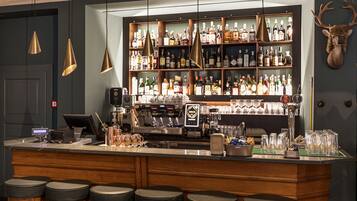 2 Bars/Lounges