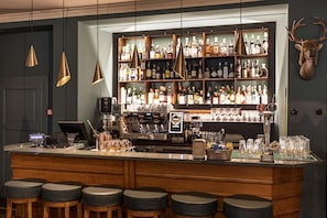 2 bars/lounges
