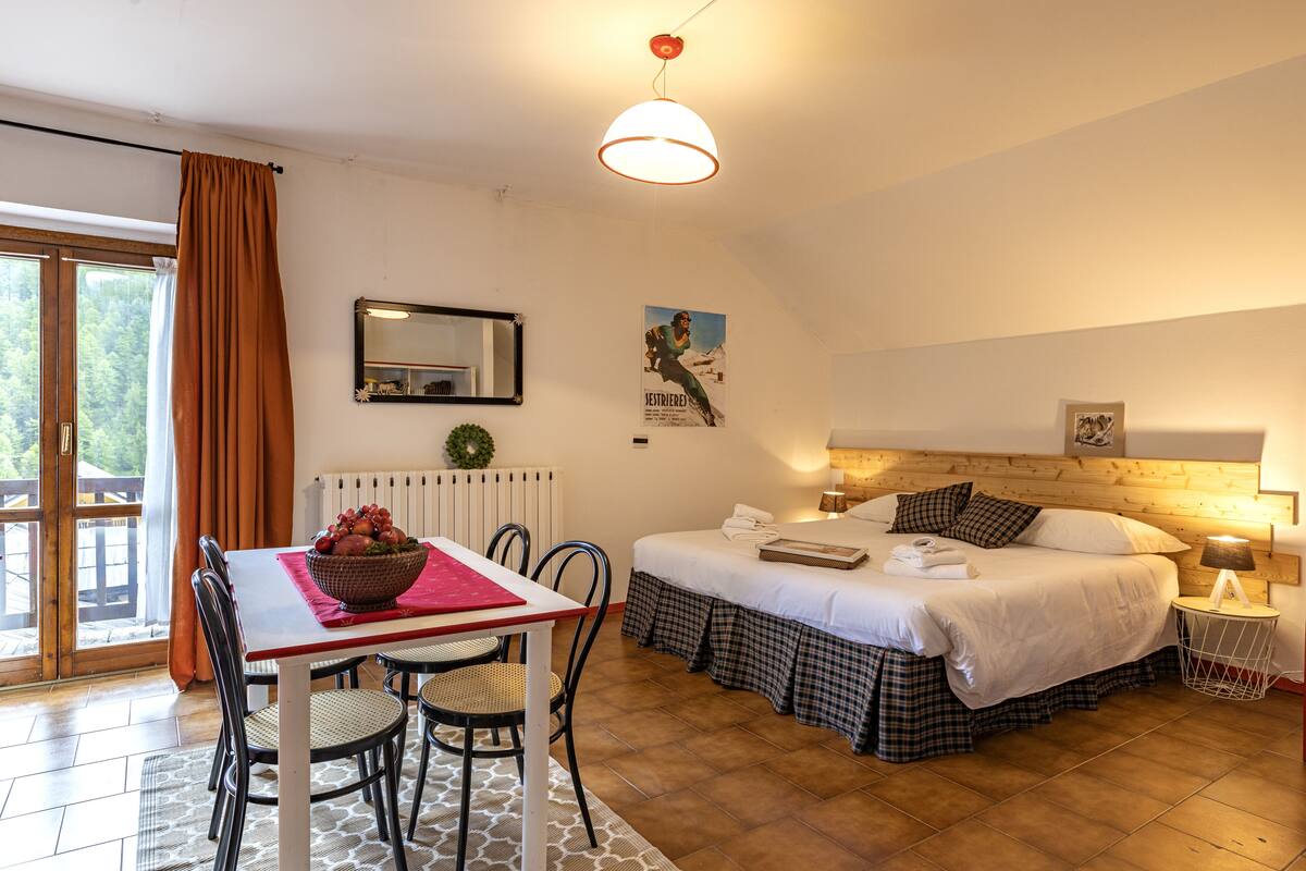 Cortinas opacas, wifi gratis, ropa de cama