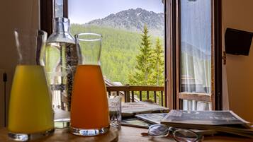 1 bedroom, blackout curtains, free WiFi, bed sheets