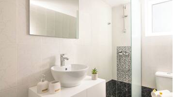 Dusche, Haartrockner, Handtücher, Seife