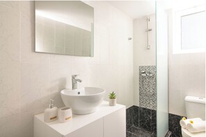 Dusche, Haartrockner, Handtücher, Seife