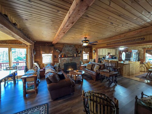 Traditional Mountain Cabin minutes from Kooser Lake and Hidden Valley Resort