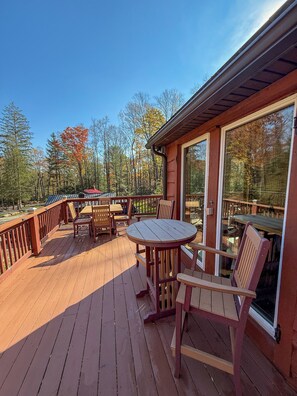 Outdoor dining - Traditional Mountain Cabin minutes from Kooser Lake and Hidden Valley Resort (Somerset)